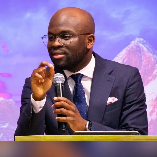 Le pasteur Chadrac Ntsouassouani, au micro pendant la prédication